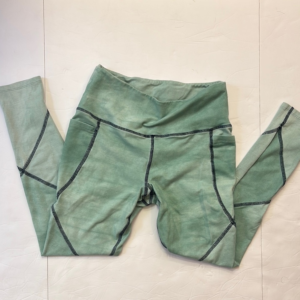 J labyrinth women’s medium contrast stitch Green tie dye High-Waisted Leggings